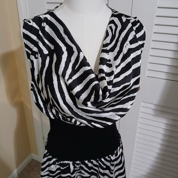 Calvin Klein Med Sleeveless V-Cowl Neck Zebra Black/White Print Dress Easy Care - Picture 1 of 12